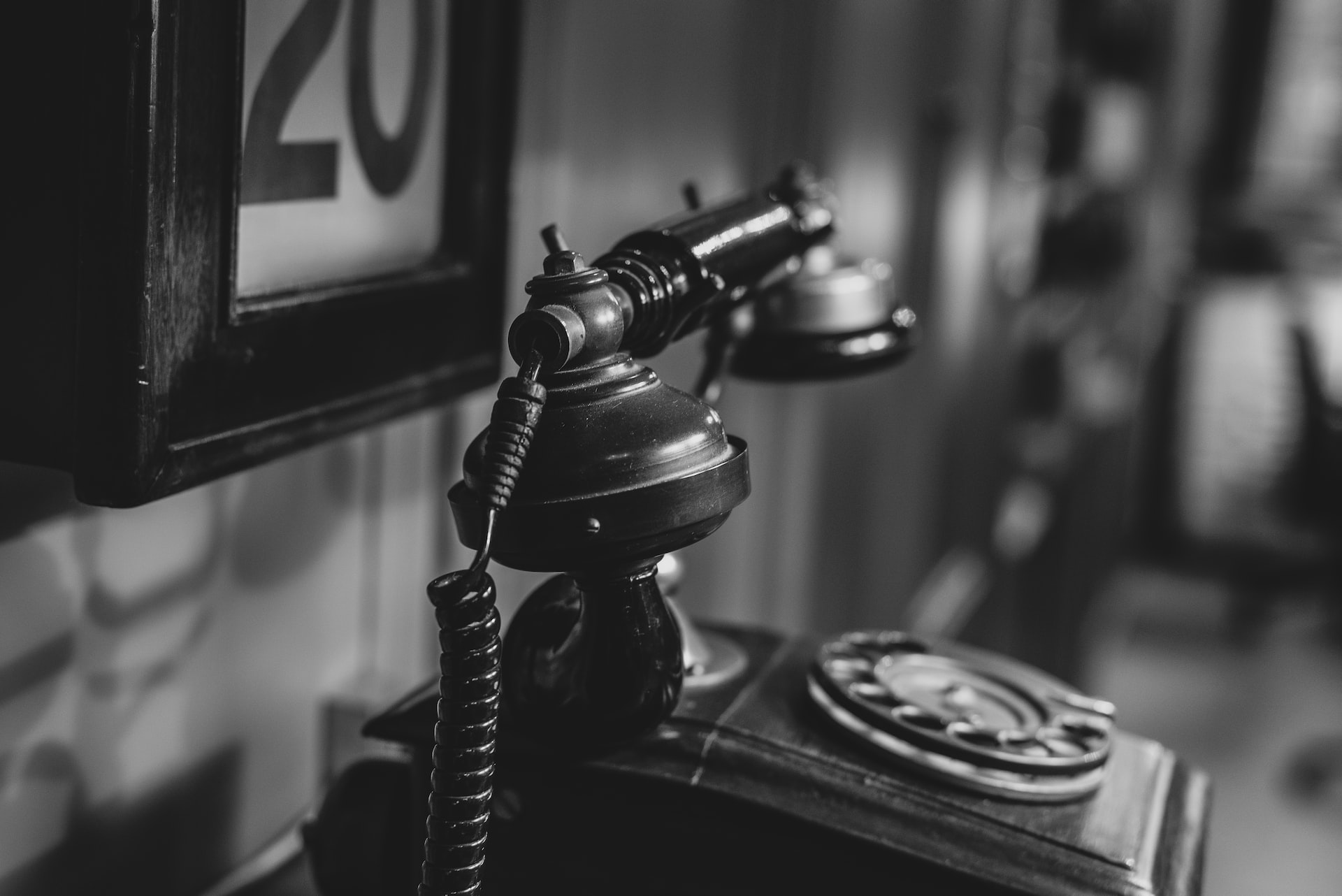 Bild eines alten Schnurtelefons mit Drehscheibe