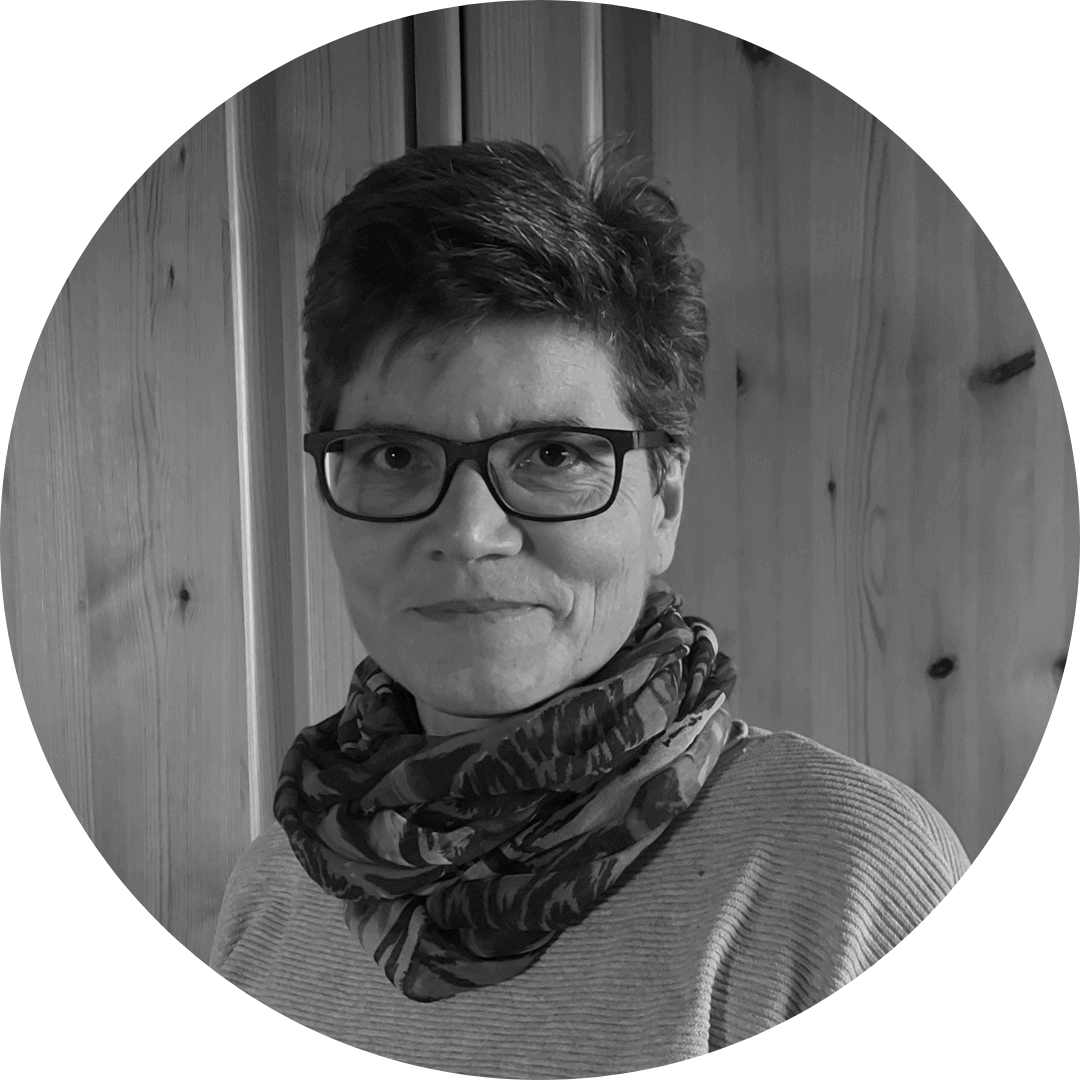 Martina Pierdziwol, eine Feldenkrais-Lehrerin in Wennigsen, Hannover & Region, blickt in die Kamera. Es ist nur der Kopf in einem runden Bild zu sehen.