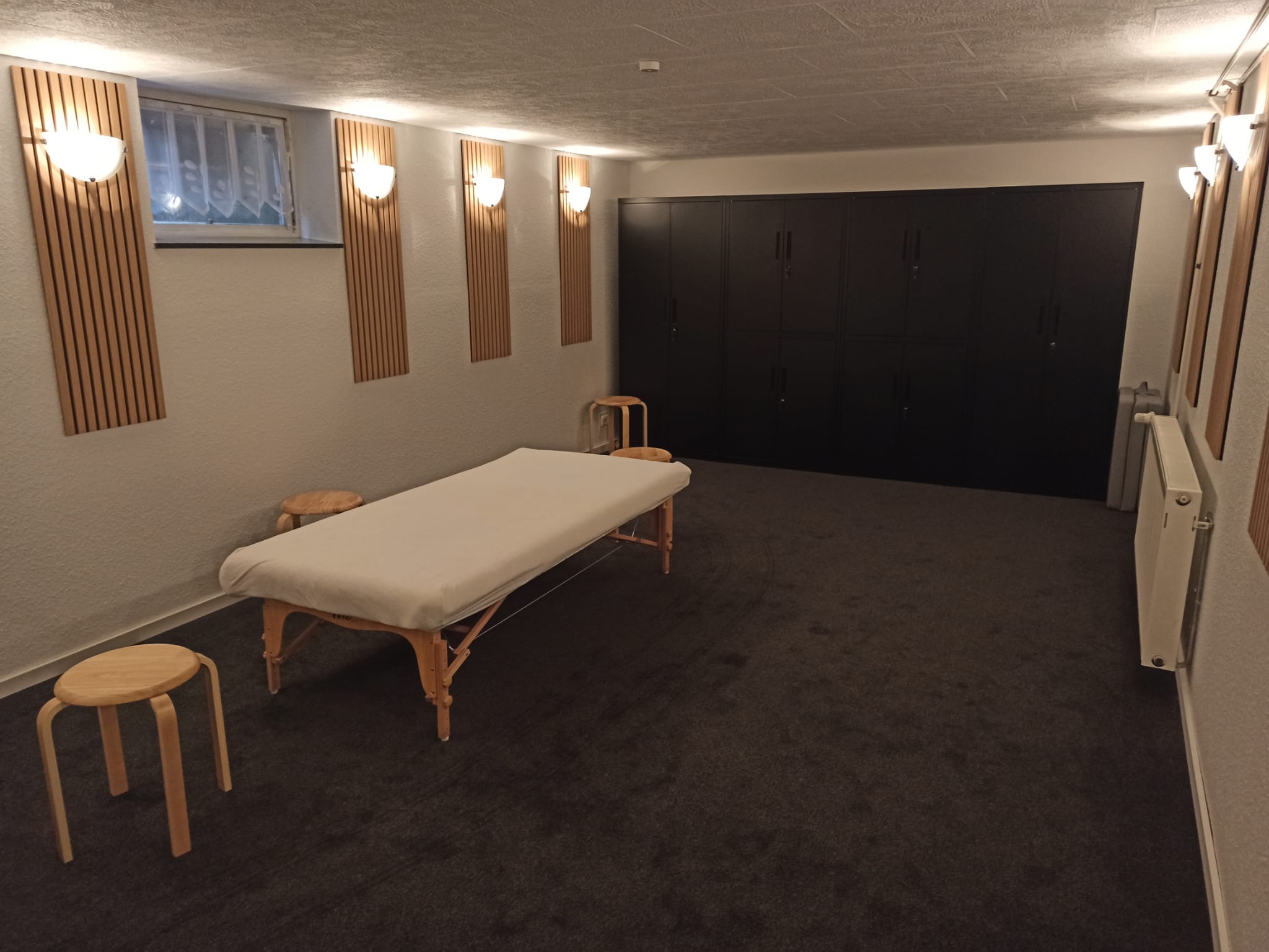 Ein Raum, in dem eine Feldenkrais-Liege steht